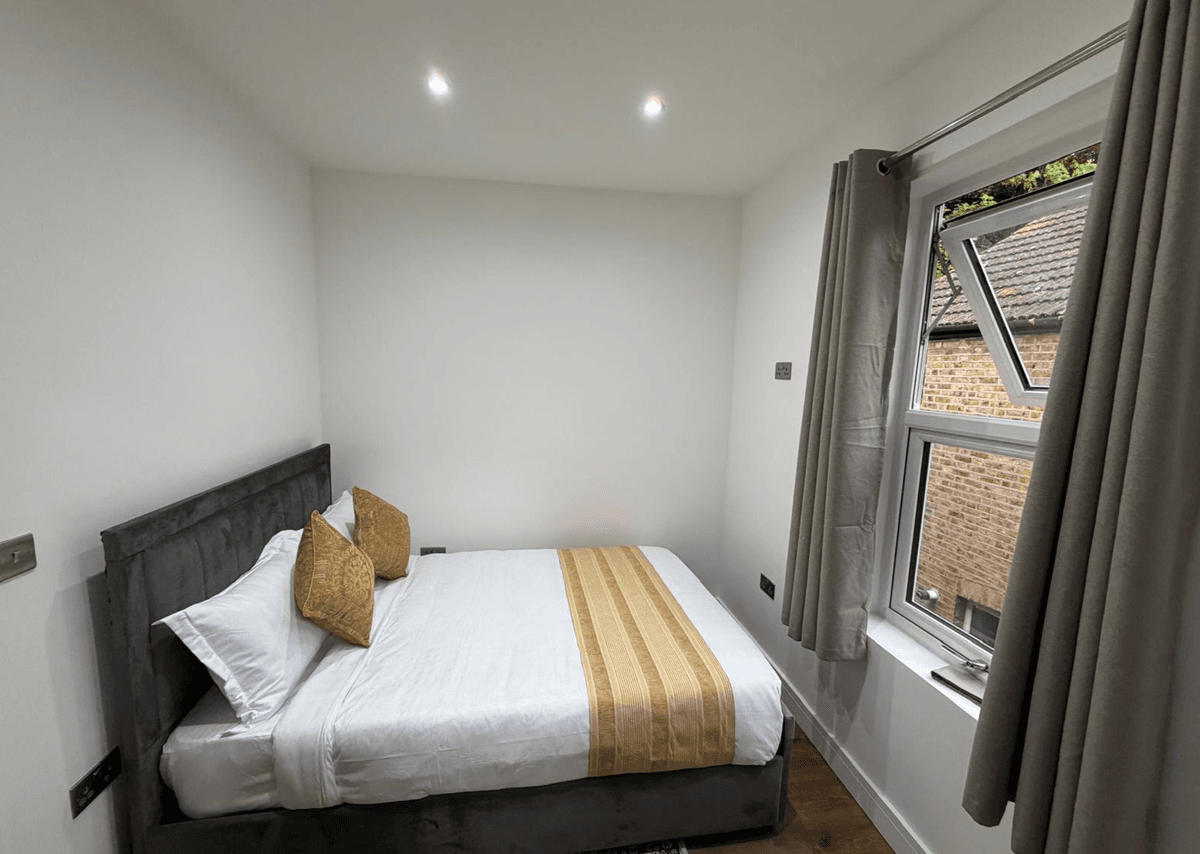 Bedroom — compact with window